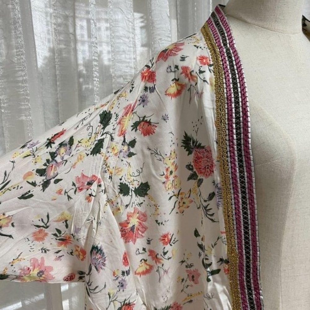 Brand new floral Arnhem cover-up M in cream - Picture 3 of 3